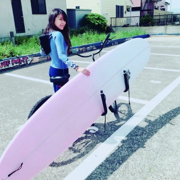 出産前の川真田紘子（ここす）さん。サーフィンが趣味。