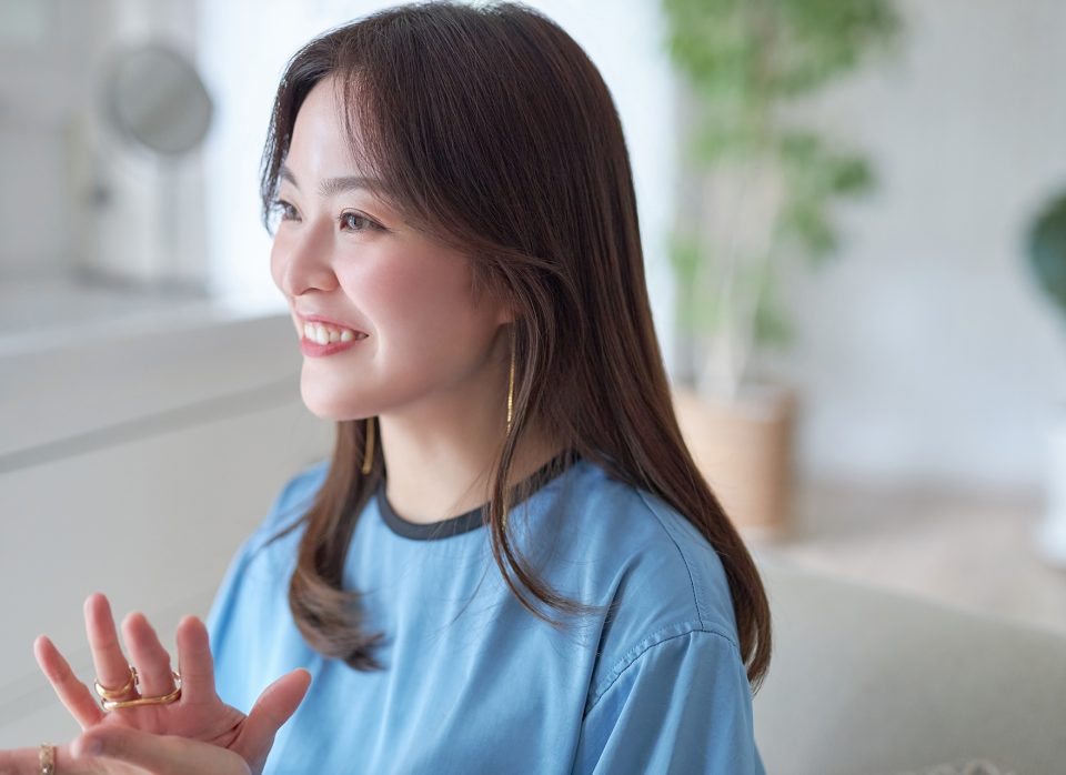 ライフスタイルについてのインタビューに答える金城華乃子さん。