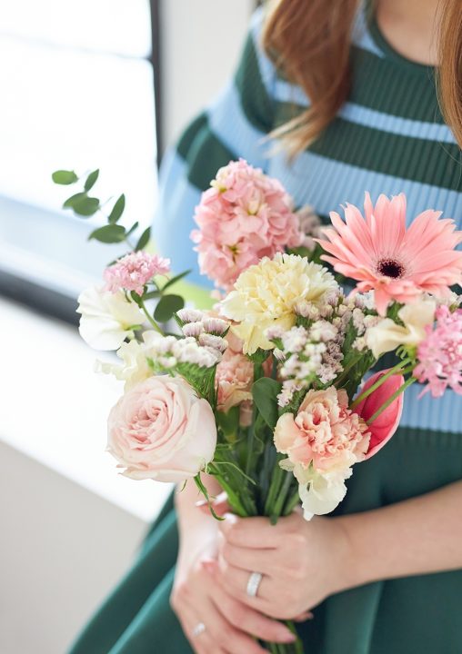 #flowerを経営する塚田茉実が、撮影のために持ってきてくれた花束。バラを中心に、スイートピー、ガーベラなどの花で華やか。