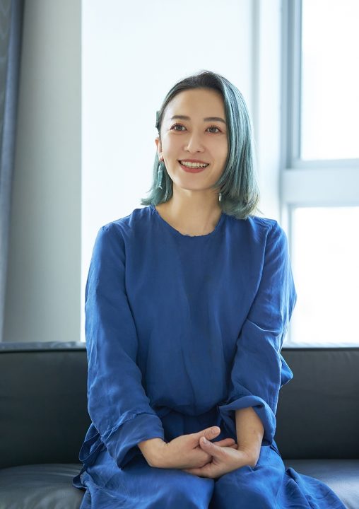 インタビューに笑顔で答える永松真依さん。