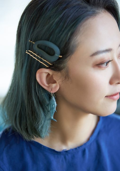 インタビュー当日、鰹のピアスを着用している永松真依さん。