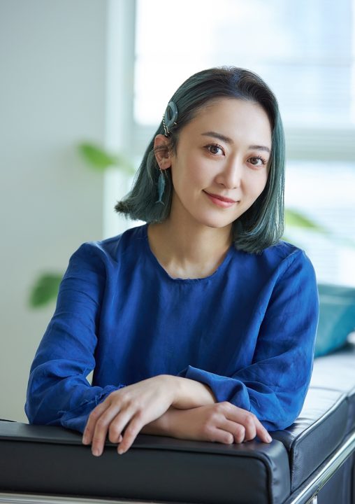 カメラに向かって笑顔でほほ笑む永松真依さん。