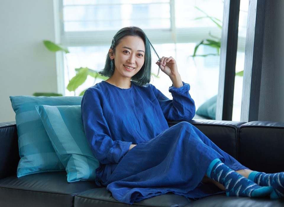 鰹のブルーで全身のコーディネートをする永松真依さん。