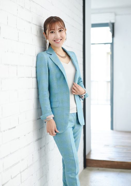株式会社muse代表取締役勝友美さん。本日お召しのスーツもご自身のブランドのオーダーメイドスーツ。ブルーの色合いが珍しい、シルクカシミアの生地を使用。
